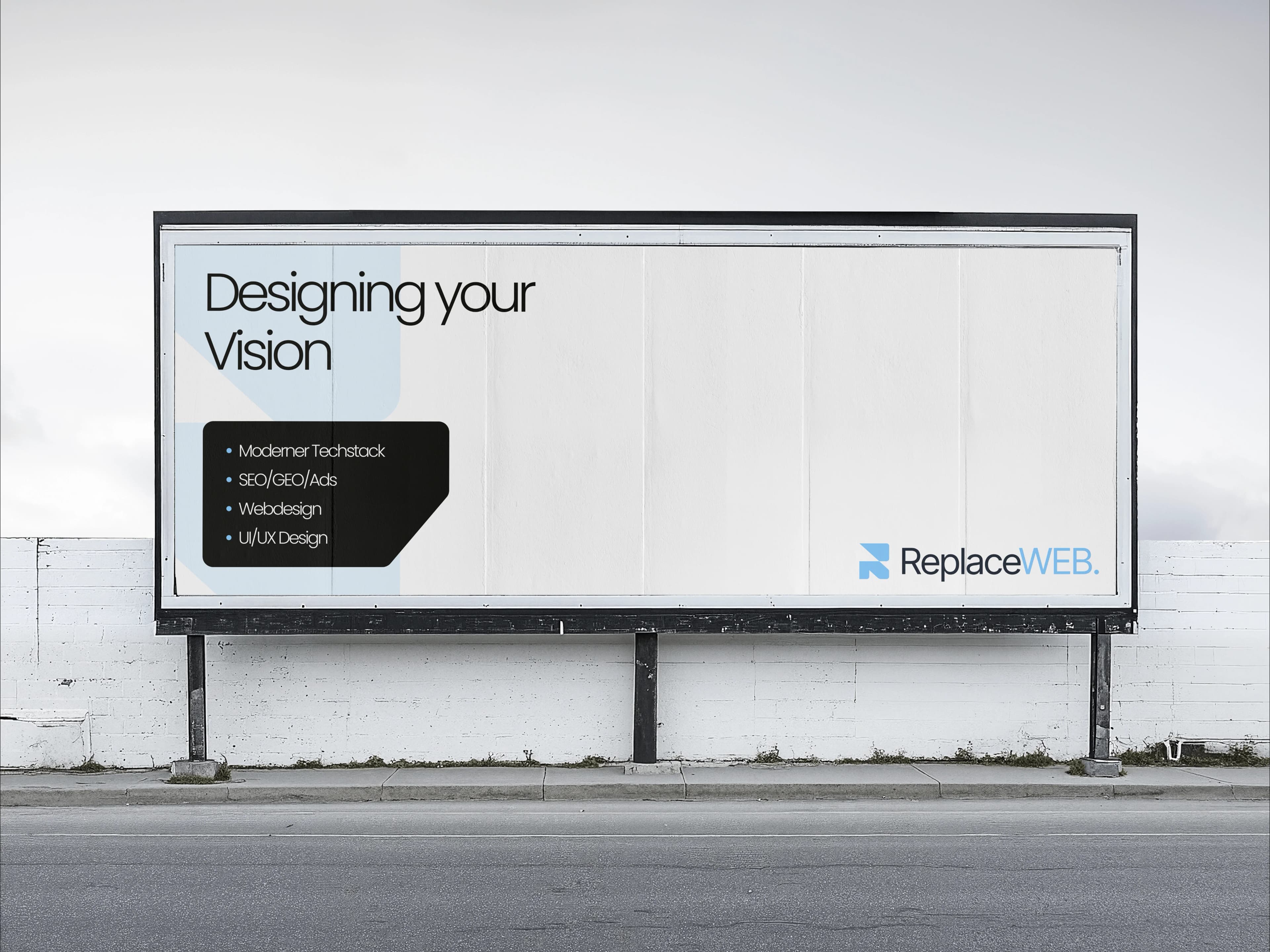 Outdoor-Billboard mit ReplaceWEB.-Wortmarke und Service-Liste