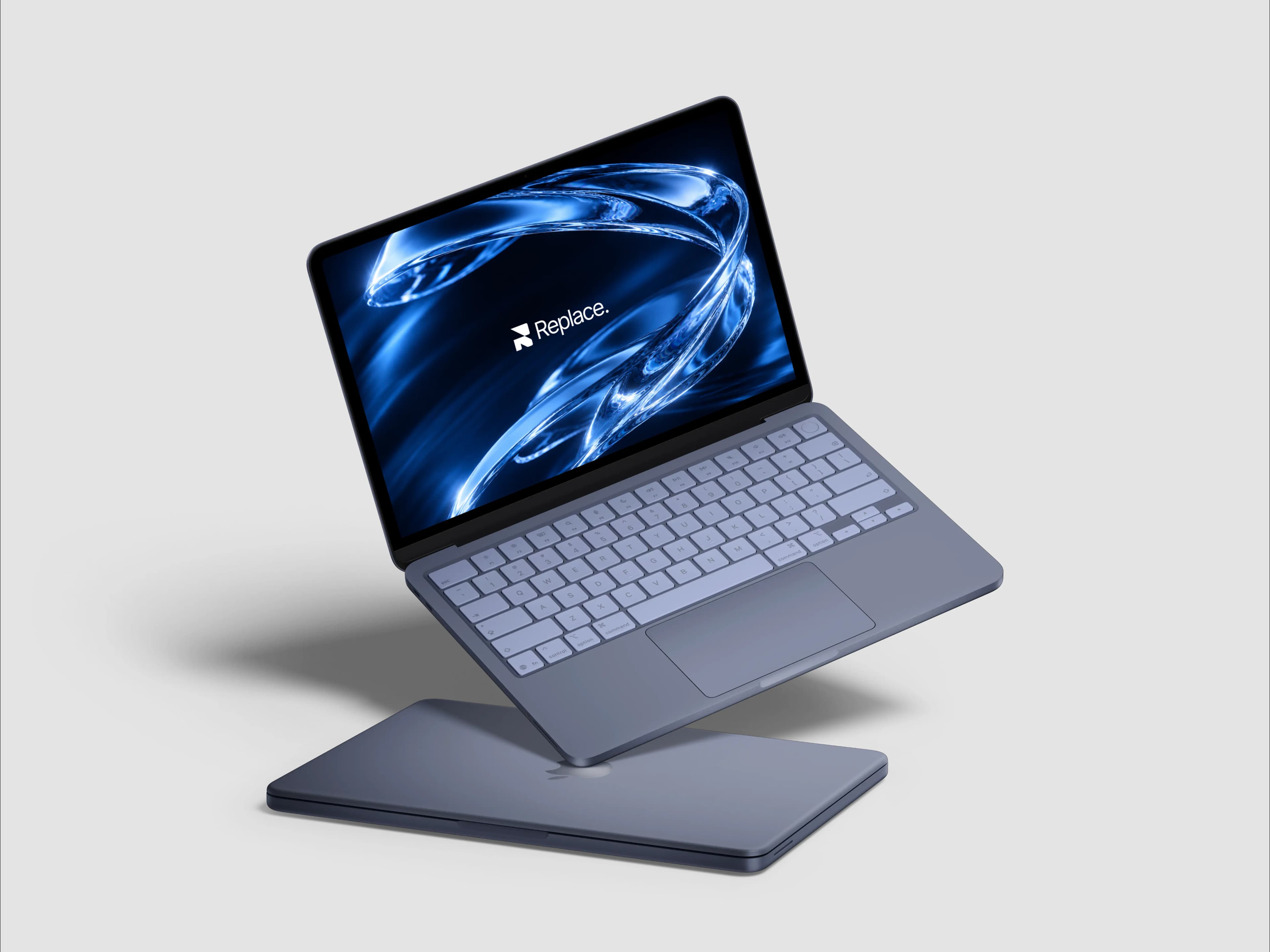 Laptop-Mockup mit Replace.-Logo auf dem Screen vor hellgrauem Hintergrund