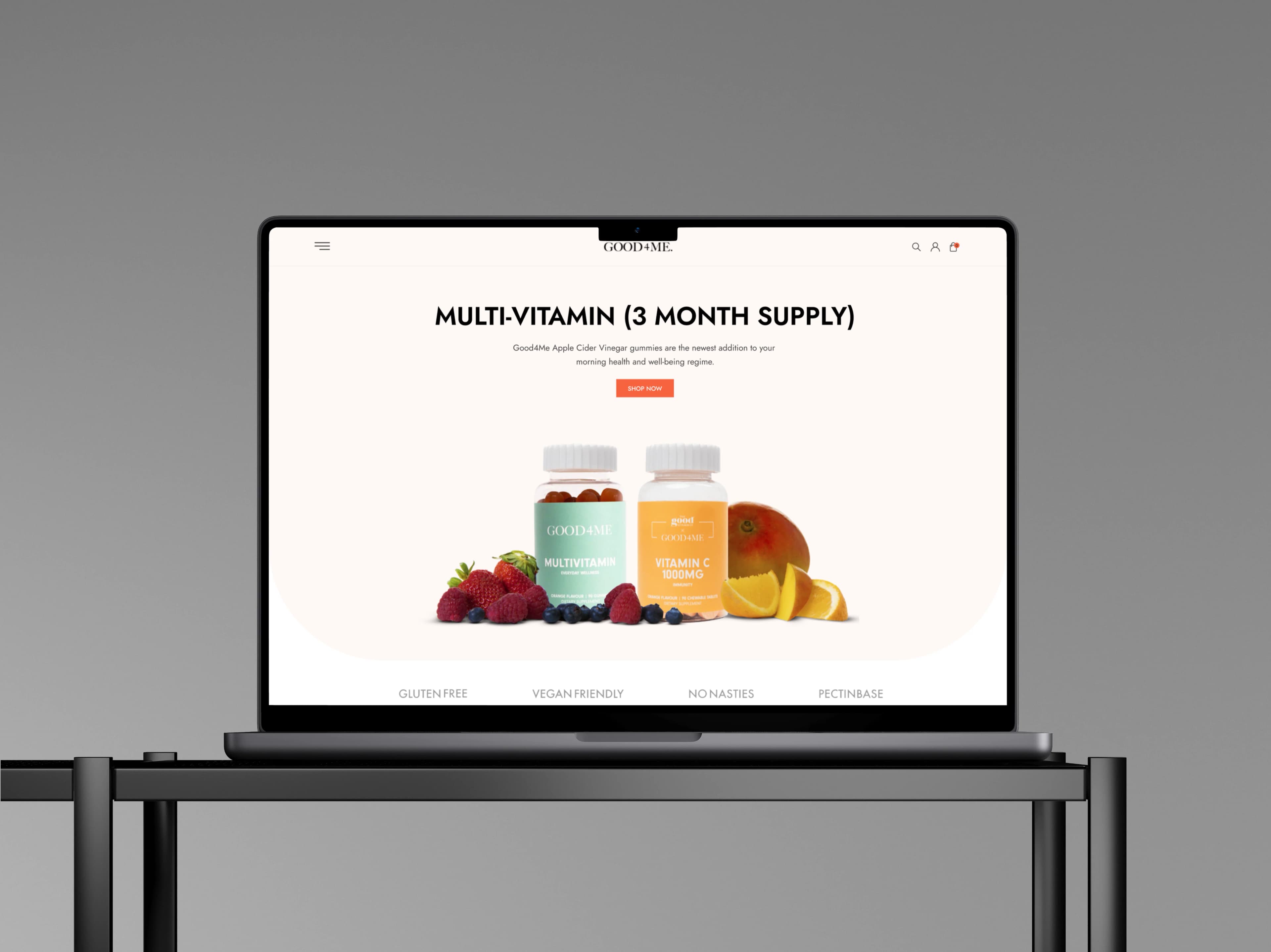 Laptop auf schwarzem Tisch mit Product-Landingpage — GOOD4ME Multivitamin