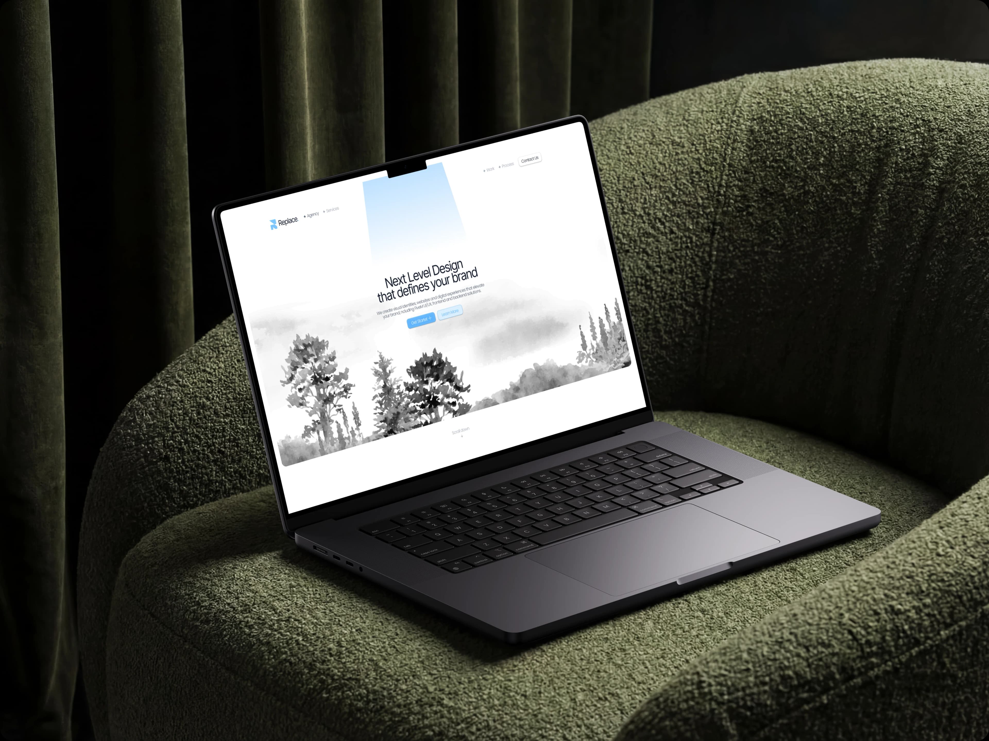 MacBook auf grünem Sessel mit Replace.-Website — Next Level Design Hero